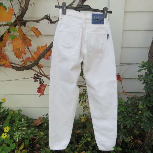 As new high waisted white denim jeans by 'Kelso'. In 100% cotton. Size 32/8. With tapered legs.