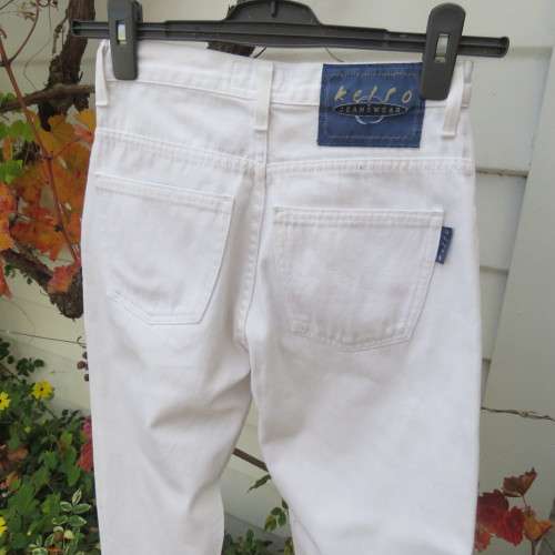 As new high waisted white denim jeans by 'Kelso'. In 100% cotton. Size 32/8. With tapered legs.