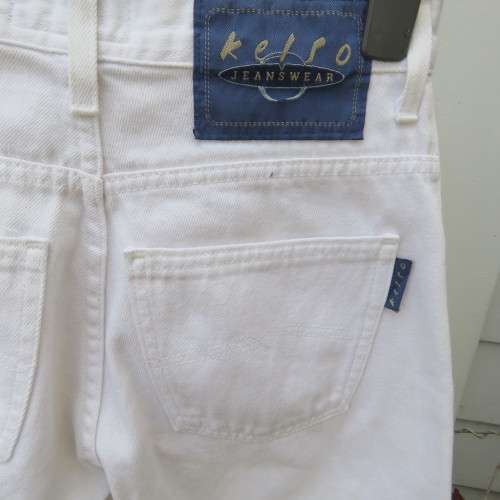 As new high waisted white denim jeans by 'Kelso'. In 100% cotton. Size 32/8. With tapered legs.