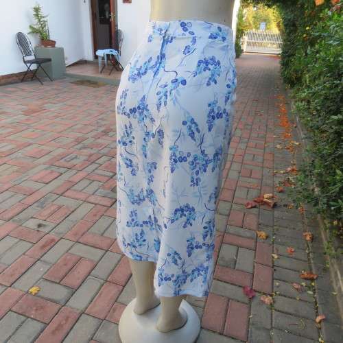 Pencil skirt in light blue with darker floral pattern. Size 32/8 by 'Sensations'. In 100% polyester.