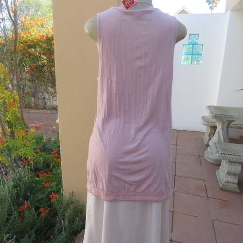 Charming long sleeveless dirty pink top with scoop neckline. Size 36/12 by 'News'. As new.