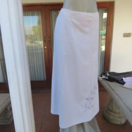 Embroidered cream 100% cotton paneled A-line skirt.Bandless size 36/12 by `Woolworths`. Ankle length