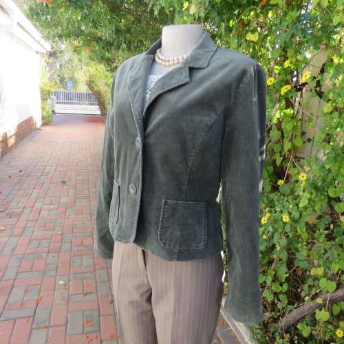 Hunters green cropped velveteen stretch cotton lined jacket by OASIS in size 38/14. Good condition.