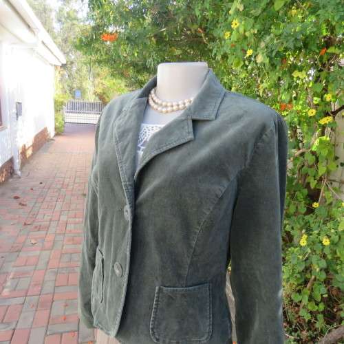 Hunters green cropped velveteen stretch cotton lined jacket by OASIS in size 38/14. Good condition.