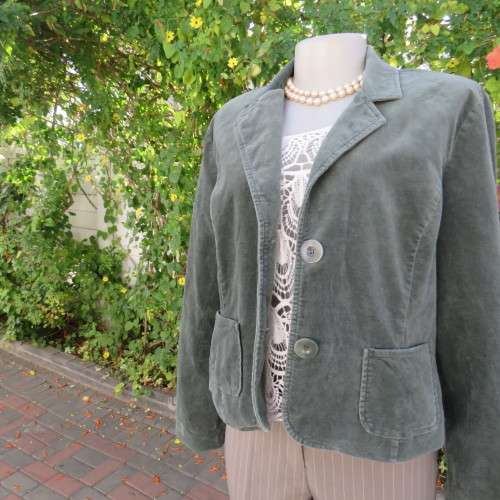 Hunters green cropped velveteen stretch cotton lined jacket by OASIS in size 38/14. Good condition.