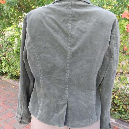 Hunters green cropped velveteen stretch cotton lined jacket by OASIS in size 38/14. Good condition.