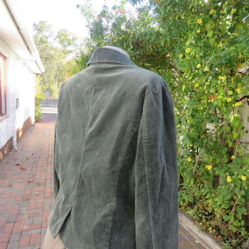 Hunters green cropped velveteen stretch cotton lined jacket by OASIS in size 38/14. Good condition.
