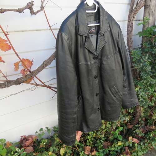 Stunning black geniune leather Men's jacket by LEATHER ZONE by ROSEBANK in size large. New condition
