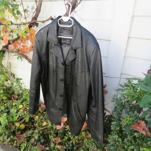 Stunning black geniune leather Men's jacket by LEATHER ZONE by ROSEBANK in size large. New condition