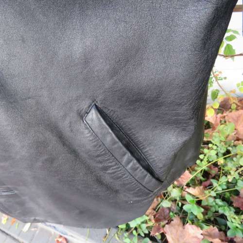 Stunning black geniune leather Men's jacket by LEATHER ZONE by ROSEBANK in size large. New condition
