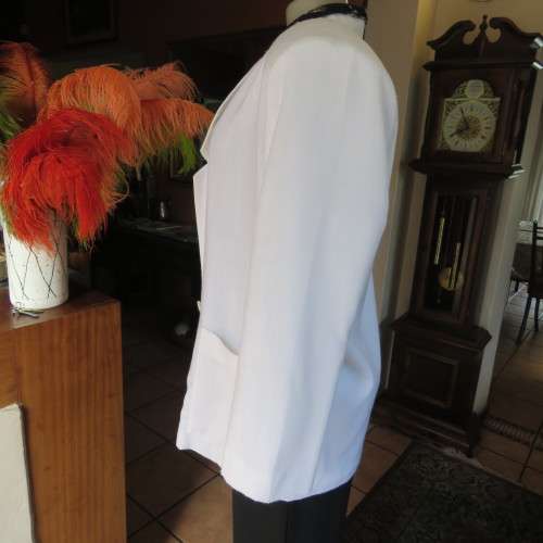 High quality BOND TAYLOR long sleeve white cotton/linen blend lined jacket size 42/18. New condition
