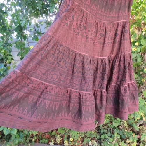 Tiered 100% cotton skirt in shades of brown with horizontal border patterns.Size 42/18 by FOSHINI
