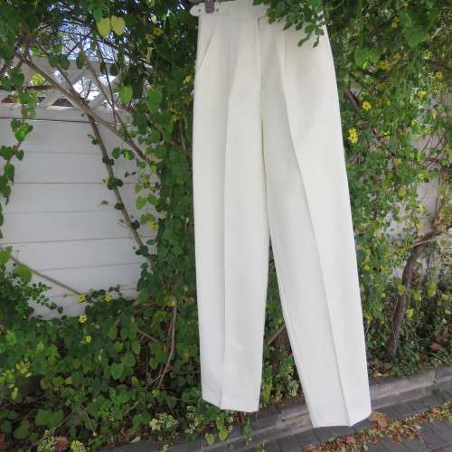 Cream vintage polyester pants by SHELLEY in size 31/7. Pockets on front. New condition