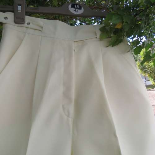 Cream vintage polyester pants by SHELLEY in size 31/7. Pockets on front. New condition