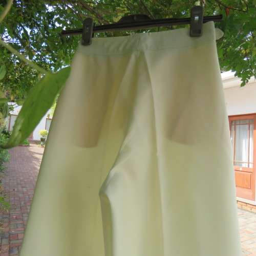 Cream vintage polyester pants by SHELLEY in size 31/7. Pockets on front. New condition