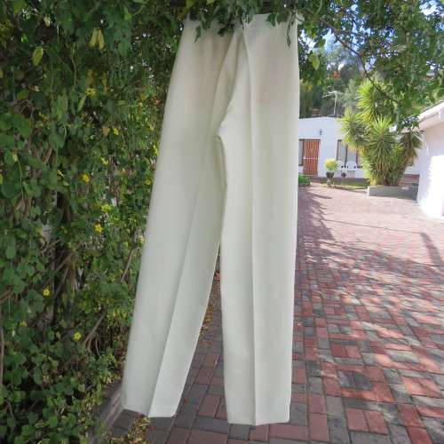 Cream vintage polyester pants by SHELLEY in size 31/7. Pockets on front. New condition