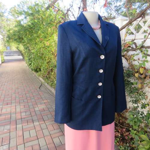 Absolute stunning navy fully lined button down jacket in textured polyester.Size 34/10 by INTERMEZZO