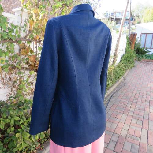 Absolute stunning navy fully lined button down jacket in textured polyester.Size 34/10 by INTERMEZZO