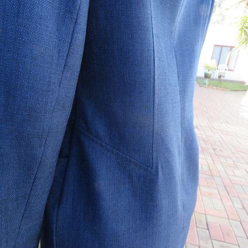 Absolute stunning navy fully lined button down jacket in textured polyester.Size 34/10 by INTERMEZZO