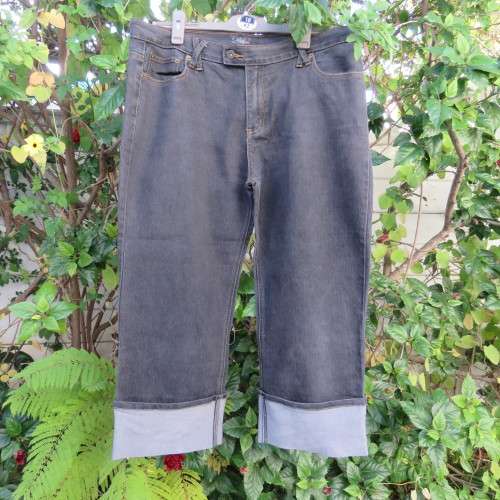 Cropped blue denim jeans by KELSO in size 40/16. With leg turnovers. New condition.