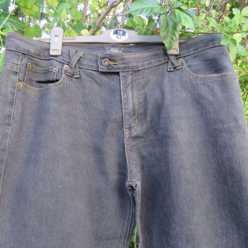 Cropped blue denim jeans by KELSO in size 40/16. With leg turnovers. New condition.