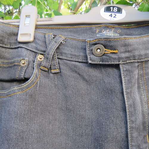Cropped blue denim jeans by KELSO in size 40/16. With leg turnovers. New condition.