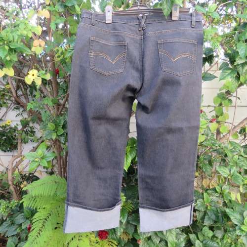Cropped blue denim jeans by KELSO in size 40/16. With leg turnovers. New condition.