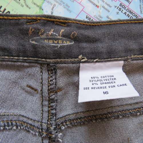 Cropped blue denim jeans by KELSO in size 40/16. With leg turnovers. New condition.