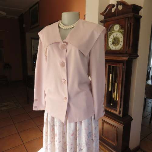 Amazing blush pink long sleeve top with puritan style collar. Size 34/10. Good condition.