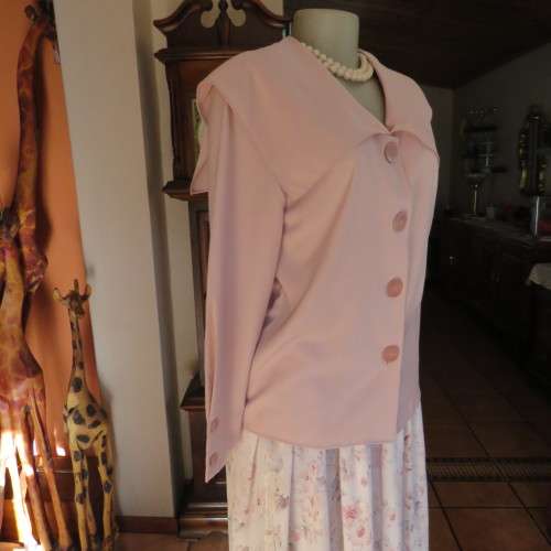 Amazing blush pink long sleeve top with puritan style collar. Size 34/10. Good condition.