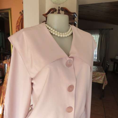 Amazing blush pink long sleeve top with puritan style collar. Size 34/10. Good condition.