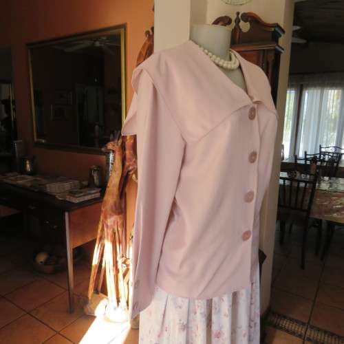 Amazing blush pink long sleeve top with puritan style collar. Size 34/10. Good condition.