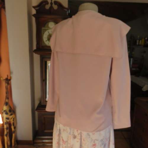 Amazing blush pink long sleeve top with puritan style collar. Size 34/10. Good condition.