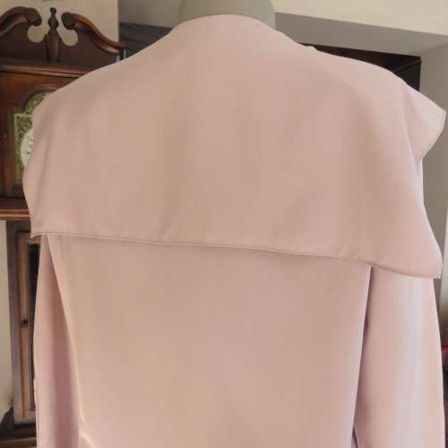 Amazing blush pink long sleeve top with puritan style collar. Size 34/10. Good condition.