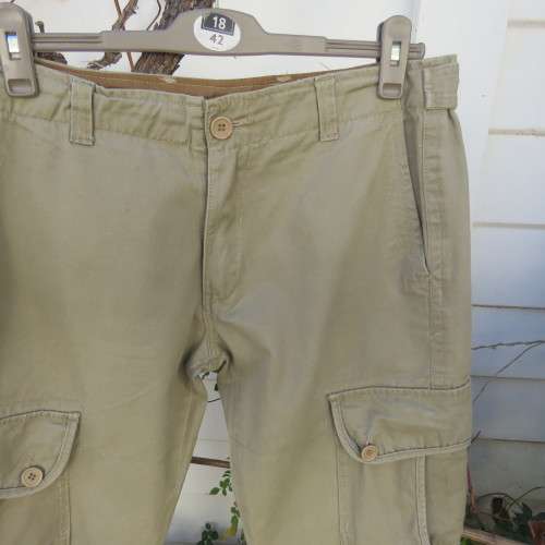 Durable Fashion pants in khaki by `Oceanone` in size 36. In 100% heavy cotton. New condition.