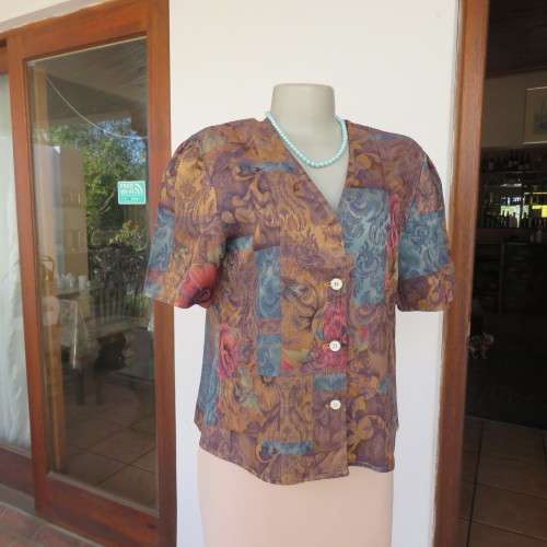 Baroque printed brocade short sleeve top in gold, jade and crimson size 36/12. V neckline.