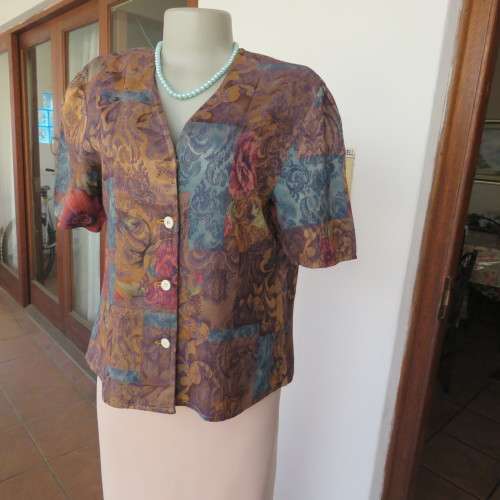 Baroque printed brocade short sleeve top in gold, jade and crimson size 36/12. V neckline.