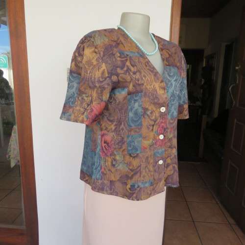 Baroque printed brocade short sleeve top in gold, jade and crimson size 36/12. V neckline.