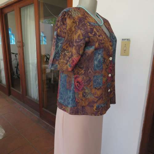 Baroque printed brocade short sleeve top in gold, jade and crimson size 36/12. V neckline.