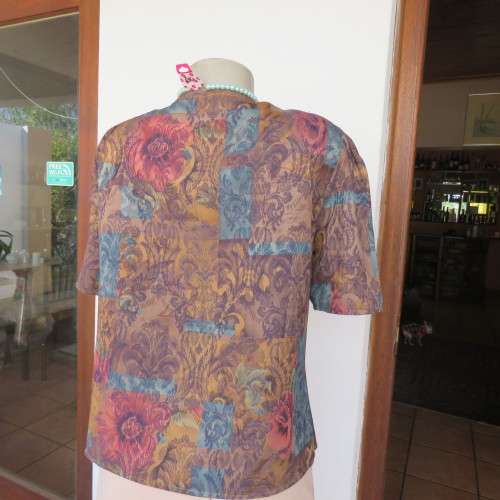 Baroque printed brocade short sleeve top in gold, jade and crimson size 36/12. V neckline.