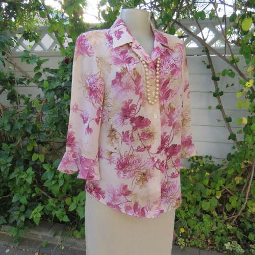 Beautiful top in cream colour with floral patterns in shades of pinks. Size 36/12 by 'Massumi'.