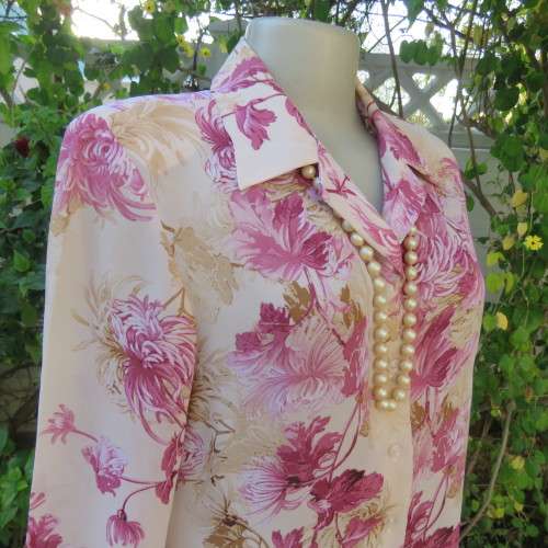 Beautiful top in cream colour with floral patterns in shades of pinks. Size 36/12 by 'Massumi'.