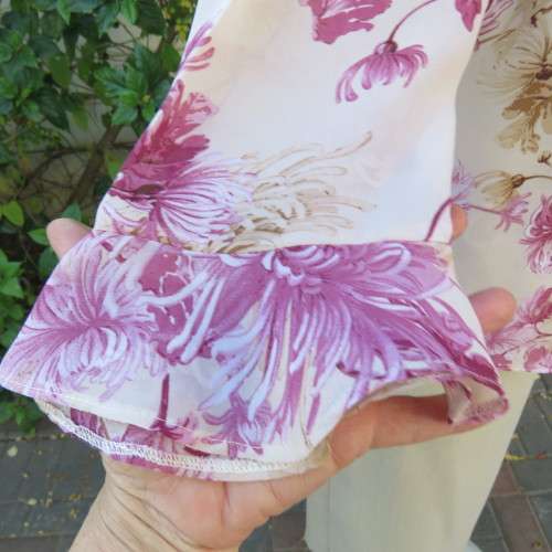 Beautiful top in cream colour with floral patterns in shades of pinks. Size 36/12 by 'Massumi'.