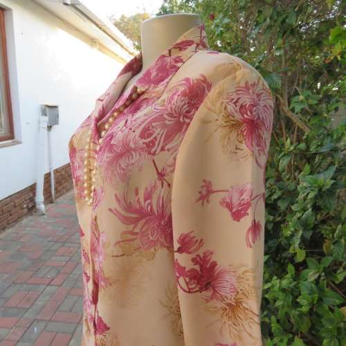 Beautiful top in cream colour with floral patterns in shades of pinks. Size 36/12 by 'Massumi'.