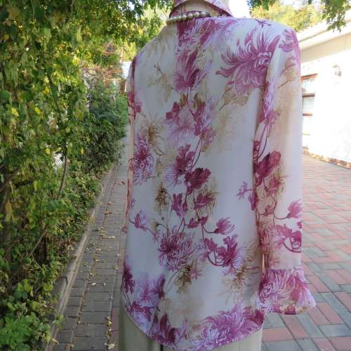Beautiful top in cream colour with floral patterns in shades of pinks. Size 36/12 by 'Massumi'.
