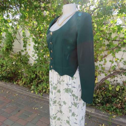 Hunters green cropped crimplene button down top with long sleeves. V neckline size 34/10.