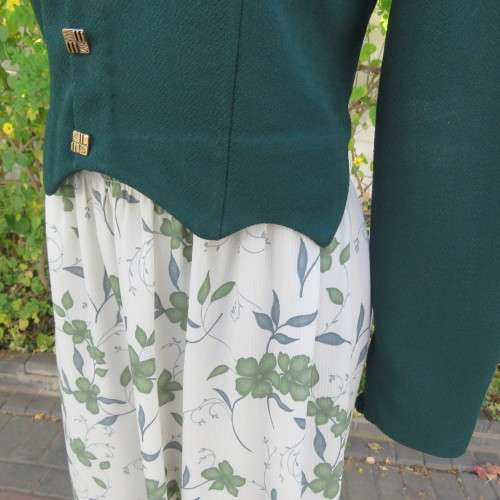 Hunters green cropped crimplene button down top with long sleeves. V neckline size 34/10.