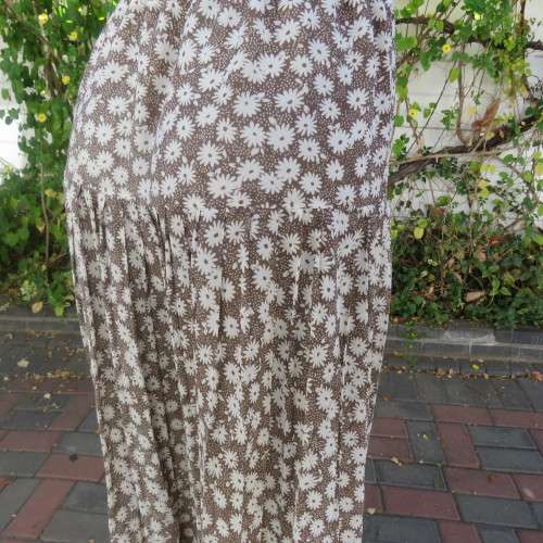 Fabulous light weight skirt in light brown with white daisies. Wide yoke with knife pleats. Size 46