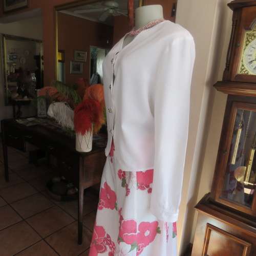 White long sleeve top by `TRUWORTHS` in size 38/14.Button down with scolloped edges. Good cond.