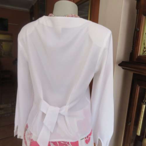 White long sleeve top by `TRUWORTHS` in size 38/14.Button down with scolloped edges. Good cond.